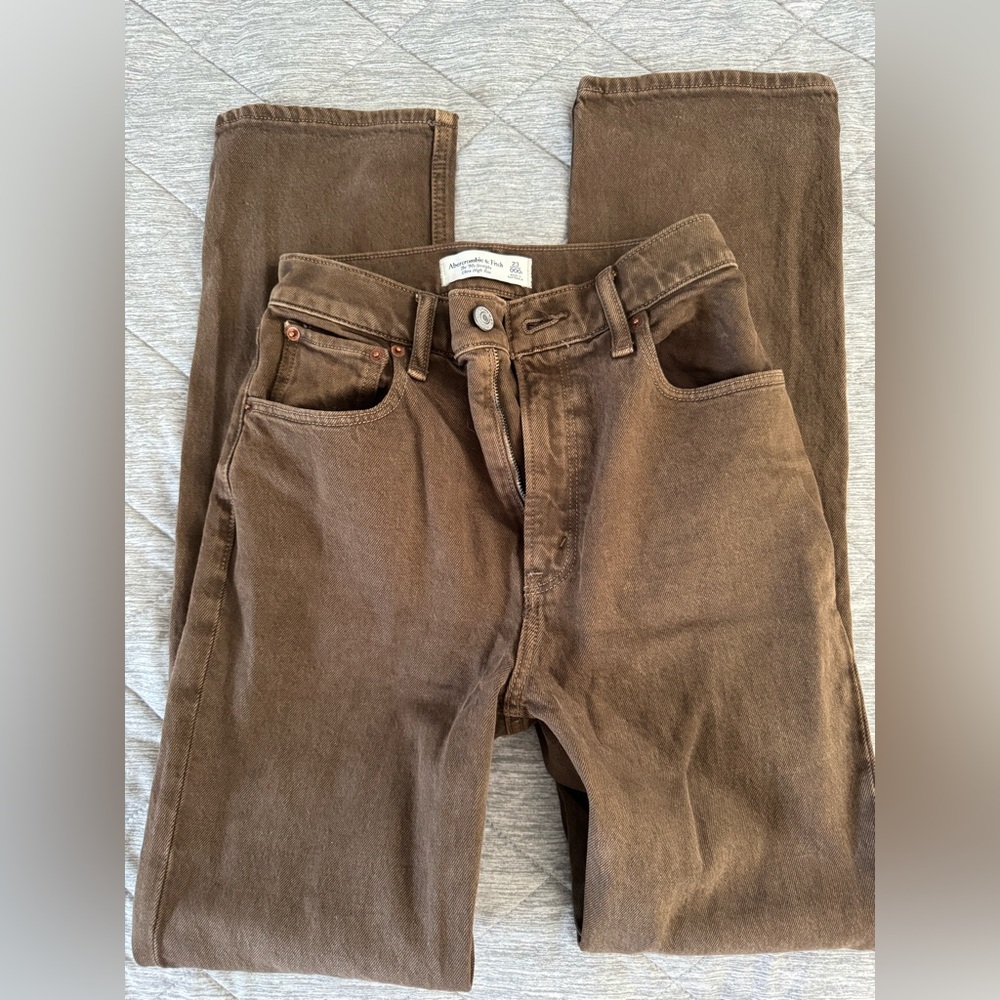 Abercrombie Ultra High Rise 90s Straight Jean in Brown size 23